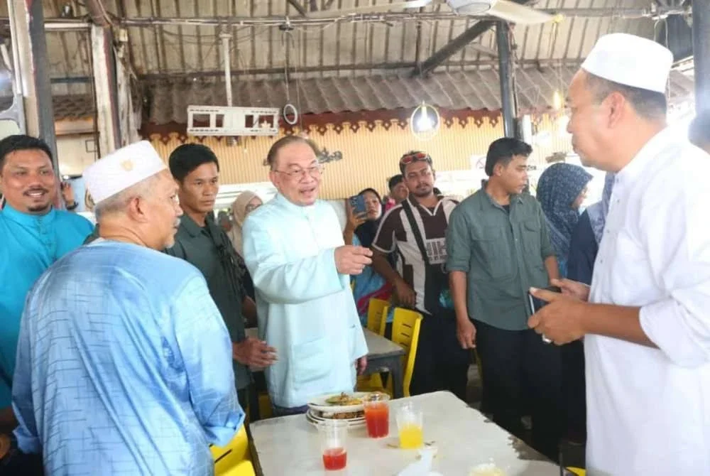 Anwar menunaikan solat Jumaat di Masjid Nur Al-Hidayah, Kuah di sini di Langkawi pada Jumaat.