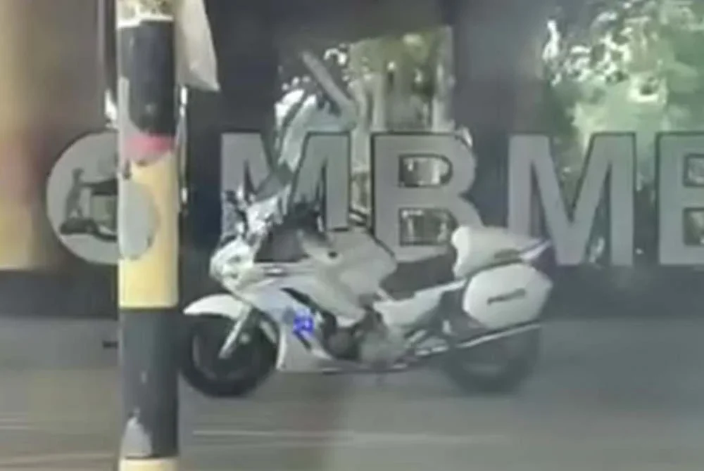 Anggota trafik bertugas semasa mengiringi Delegasi China.