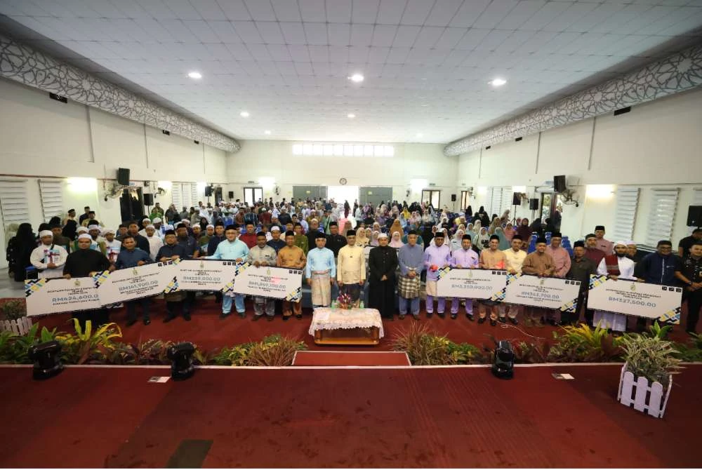 Mohamad (tengah) bergambar bersama penerima Bantuan Sekolah Agama Rakyat dan Sumbangan al-Huffaz 2025, pada Jumaat.