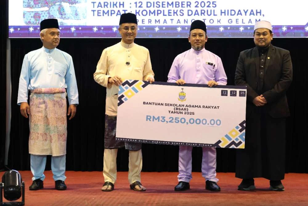 Mohamad (dua dari kiri) menyerahkan cek cura BSAR 2025 sempena program.