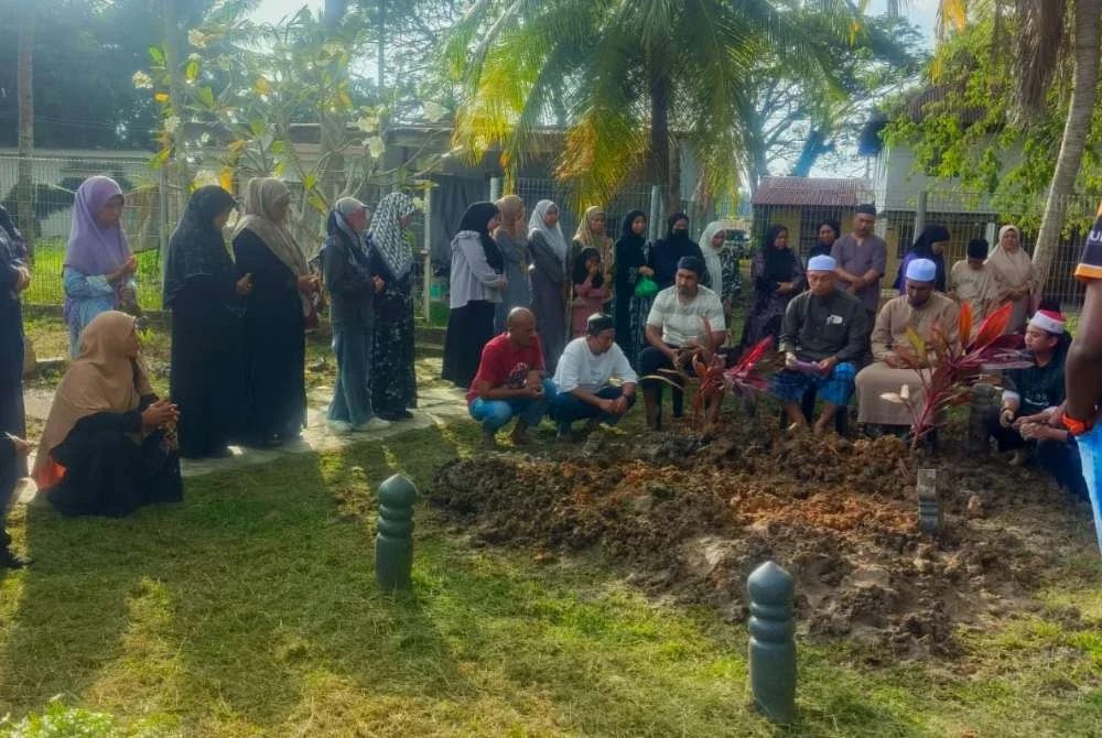 Jenazah selamat dikebumikan di Tanah Perkuburan Islam Kariah Suka Menanti di Alor Setar pada petang Jumaat.