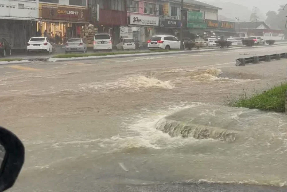 Keadaan banjir kilat sekitar Jalan Kolam Air, Nong Chik, Jalan Sg Chat. - Foto tular