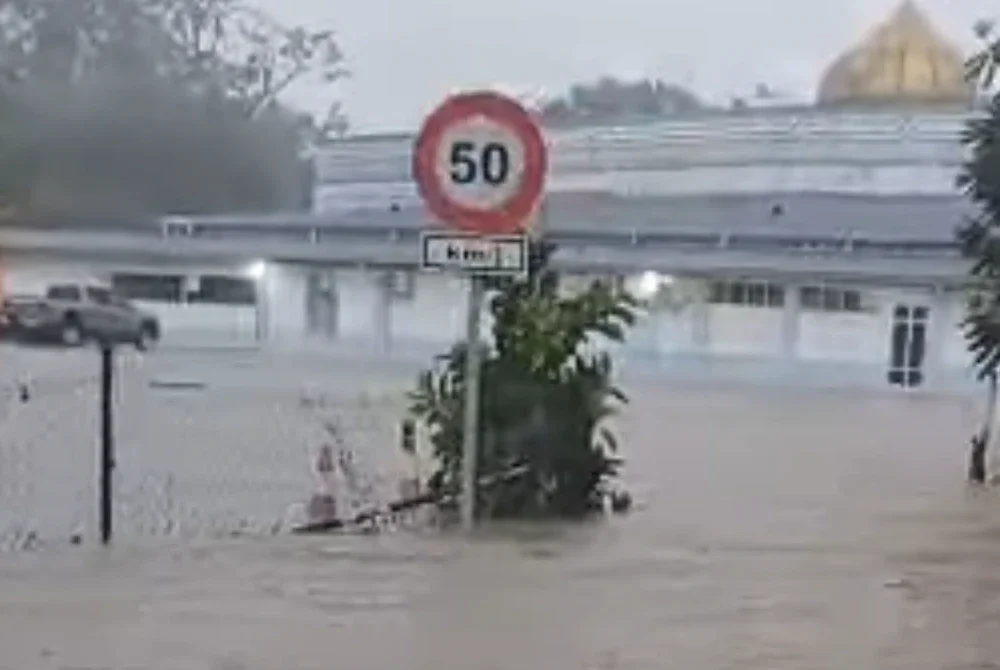Banjir kilat di Jalan Kolam Air dan Tasik Merdeka.