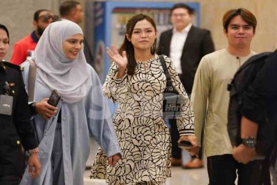 Bella dilihat mengenakan baju kurung sambil melemparkan senyuman serta memberi salam kepada barisan pengamal media yang setia menanti perkembangan kes berkenaan. Foto SINAR HARIAN-ROSLI TALIB 