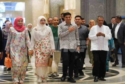 Syed Saddiq (dua dari kanan) ketika tiba di pekarangan lobi Kompleks Mahkamah Putrajaya, pada Jumaat. Foto SINAR HARIAN-ROSLI TALIB 
