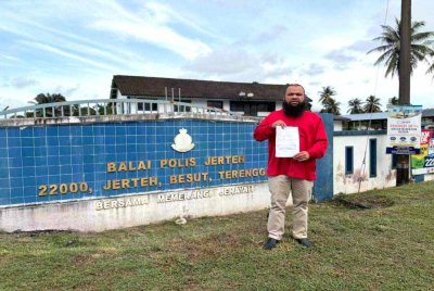 Mohamad Azlan menunjukkan laporan polis yang dibuat di Balai Polis Jerteh di Besut pada Jumaat berhubung dakwaan laporan palsu yang dibuat seorang individu ke atas dirinya. 