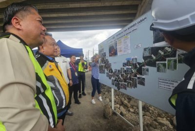 Alexander (dua dari kiri) ketika membuat tinjauan pembinaan LPB di Kampung Ketiau, Putatan pada Jumaat.