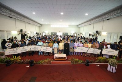 Mohamad (tengah) bergambar bersama penerima Bantuan Sekolah Agama Rakyat dan Sumbangan al-Huffaz 2025, pada Jumaat.