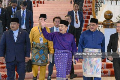 Hajiji (depan, tiga dari kanan) selepas mendengar pembentangan Belanjawan Sabah Tahun 2026 di DUN Sabah pada Jumaat.