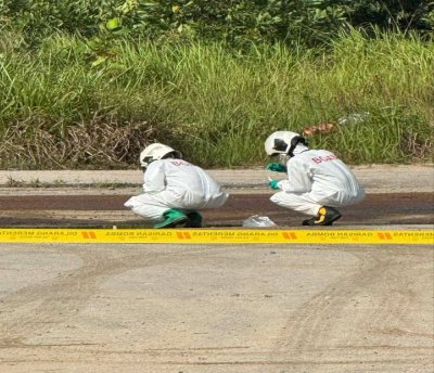 Anggota bomba melakukan pemeriksaan bahan kimia yang tumpah di Jalan Terumtum 3, Kawasan Perindustrian Tanjung Langsat, Pasir Gudang. 