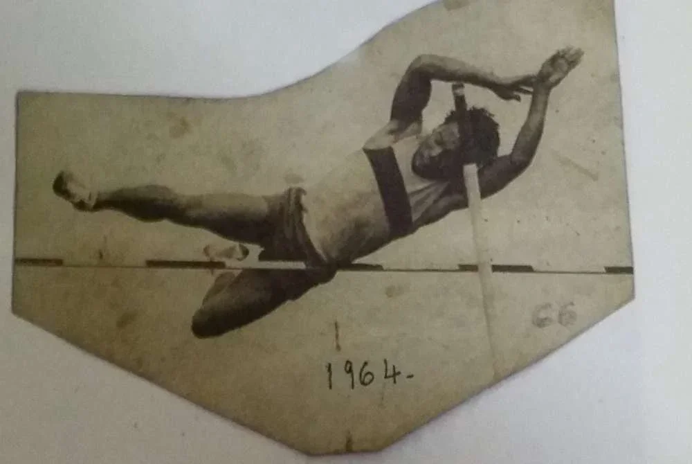 Ahmad menyempurnakan lompatan dalam acara lompat bergalah yang merupakan satu daripada 10 disiplin yang terdapat dalam sukan dekatlon.