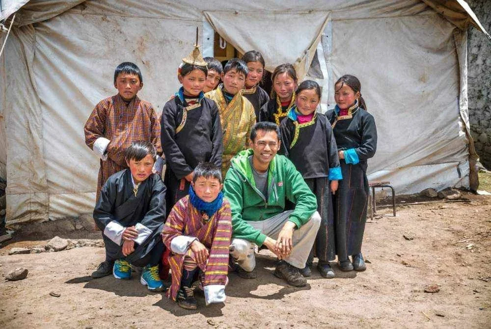 Zahariz bersama anak-anak kecil di Laya, Bhutan. Foto Facebook Zahariz Khuzaimah.