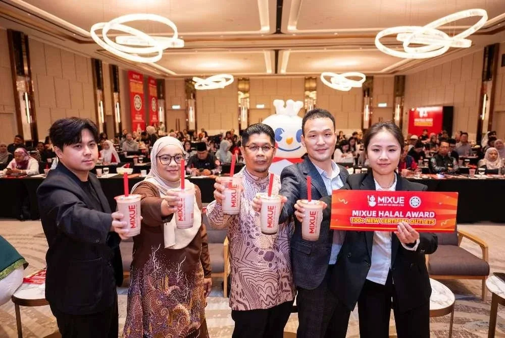 Muhyiddin (tengah) dan Wei Long (dua dari kanan) bergambar ketika Majlis Penganugerahan Sijil Halal kepada MIXUE Malaysia.