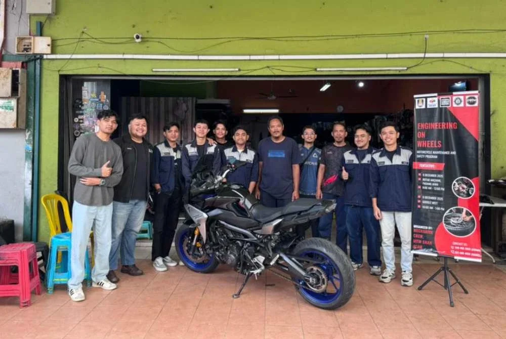 Muhammad Aiman (kanan) dan rakan ketika program Engineering On Wheels.