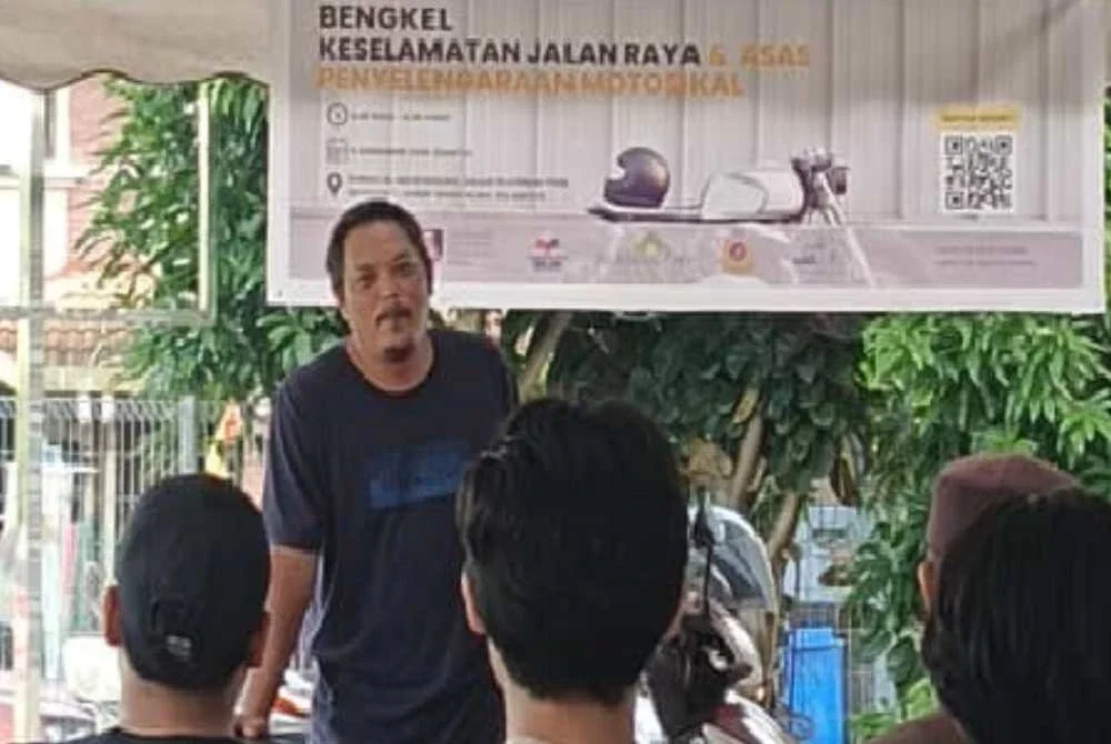 Nurul Nazeley berkongsi ilmu kepada peserta ketika program Bengkel Keselamatan dan Penyelenggaran Motosikal.