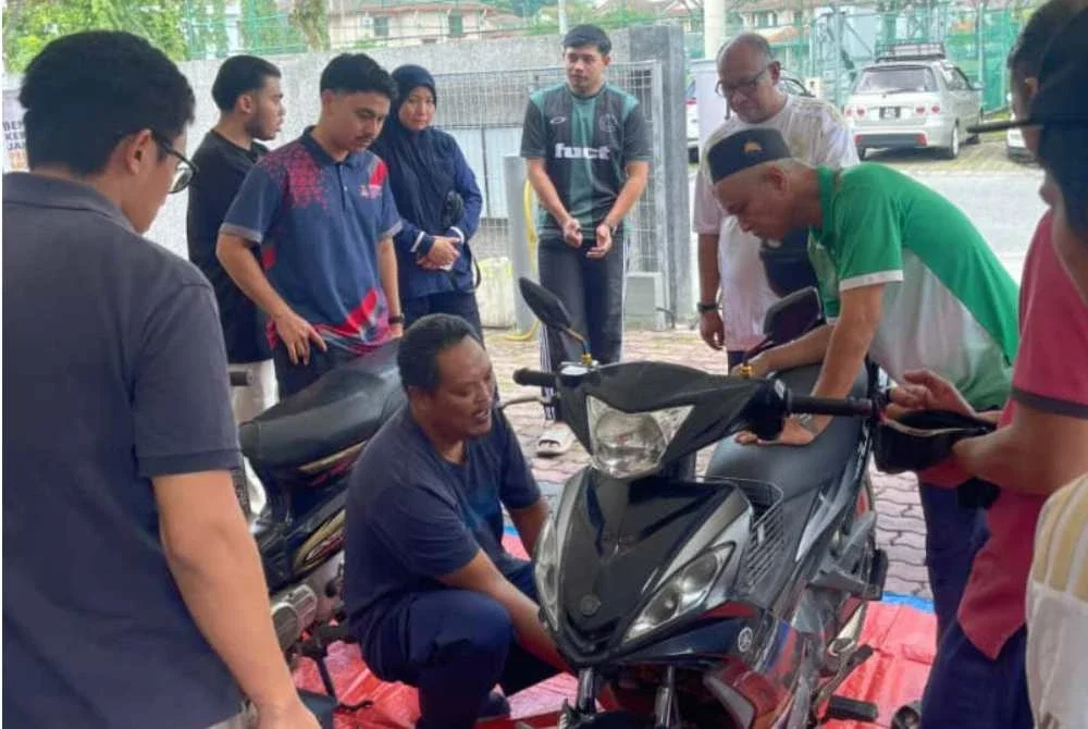 Nurul Nazeley (tengah) menunjukkan asas penyelenggaran kepada peserta.