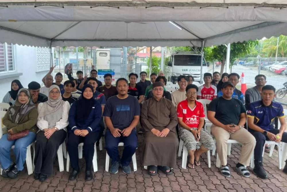Nurul Nazeley (empat kiri) bersama peserta program Bengkel Keselamatan dan Penyelenggaran Motosikal.