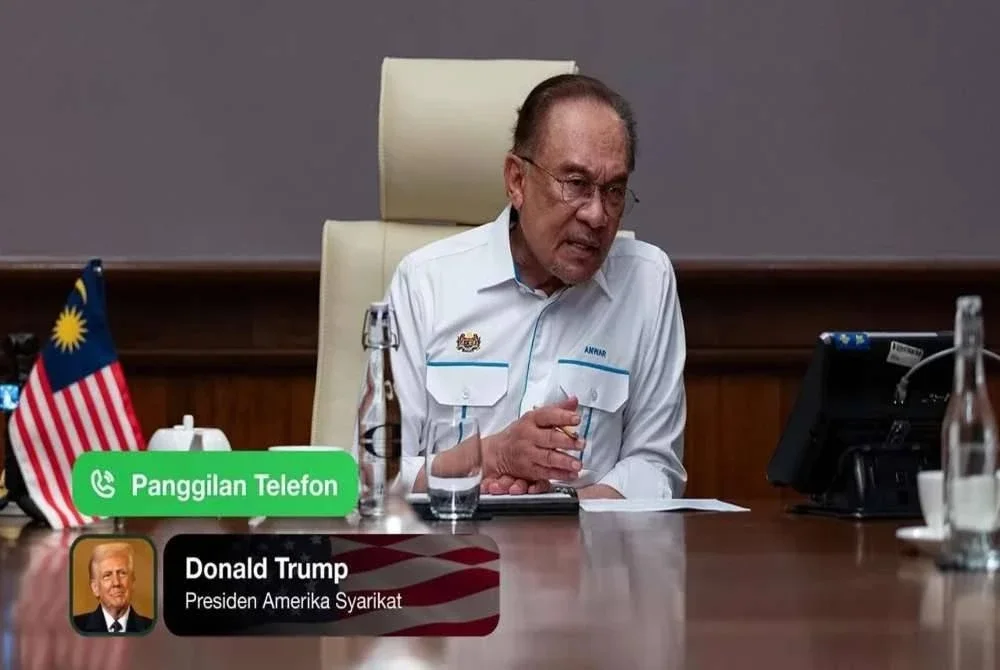 Anwar ketika menerima panggilan daripada Trump. 