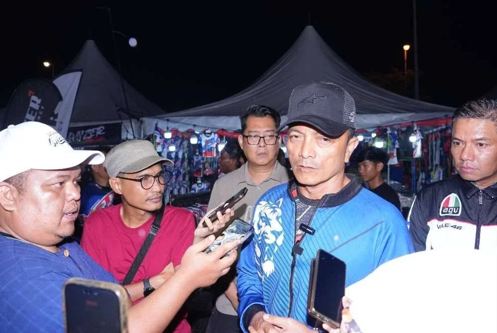 Dzulkhairi ketika bercakap kepada pemberita. 