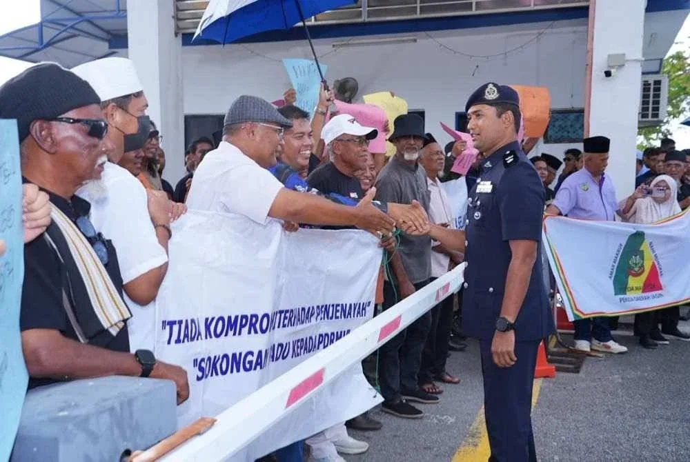Serahan memorandum menyokong polis di IPK Melaka pada Jumaat.