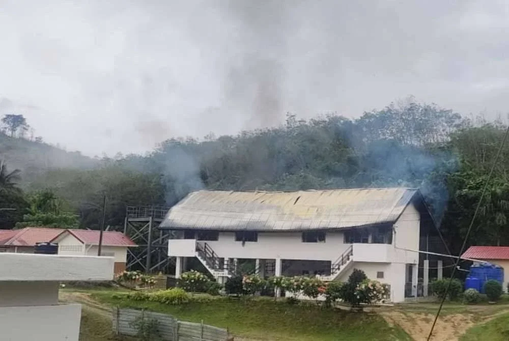 Keadaan asrama SK Pinapak Pitas yang terbakar dalam kejadian pagi Jumaat.