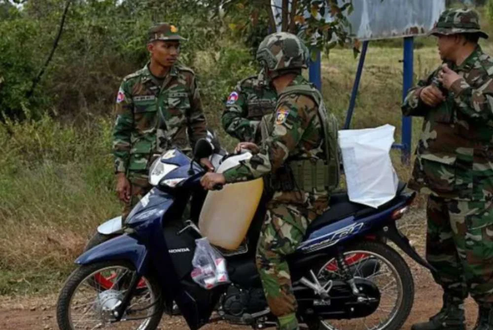 Serangan artileri dilaporkan berterusan sepanjang malam ketika tentera Thailand berusaha menguasai beberapa kedudukan strategik di sepanjang sempadan. Foto Agensi