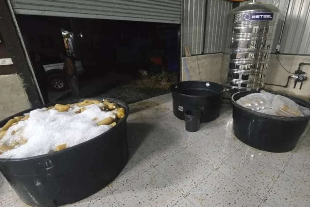 Botol berisi air ketum disimpan dalam tangki dipercayai bagi mengelabui mata pihak berkuasa. Foto FB BRIGED TENGGARA PGA