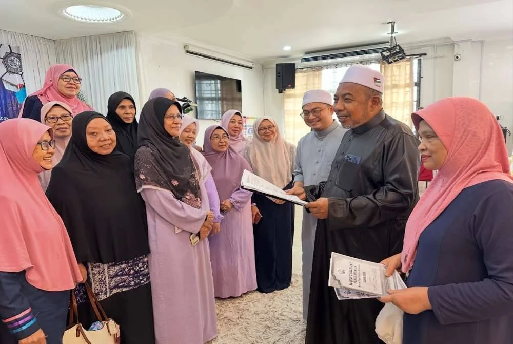 Adnan (dua dari kanan) beramah mesra dengan pengusaha Rumah Ngaji Negeri Kelantan. Foto:SINAR HARIAN/ADILA SHARINNI WAHID