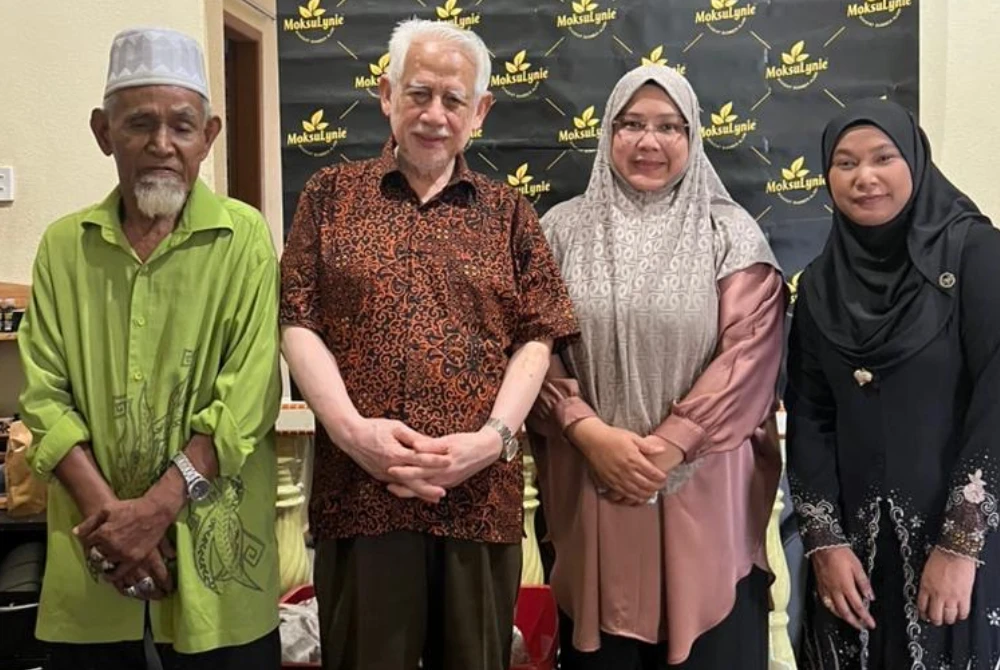 Kamarudin dan bergambar bersama Nur Azlyni serta Abdullah di pusat pembuatan dan pameran produk Moksulynie Herbs di Kampung Belahat.