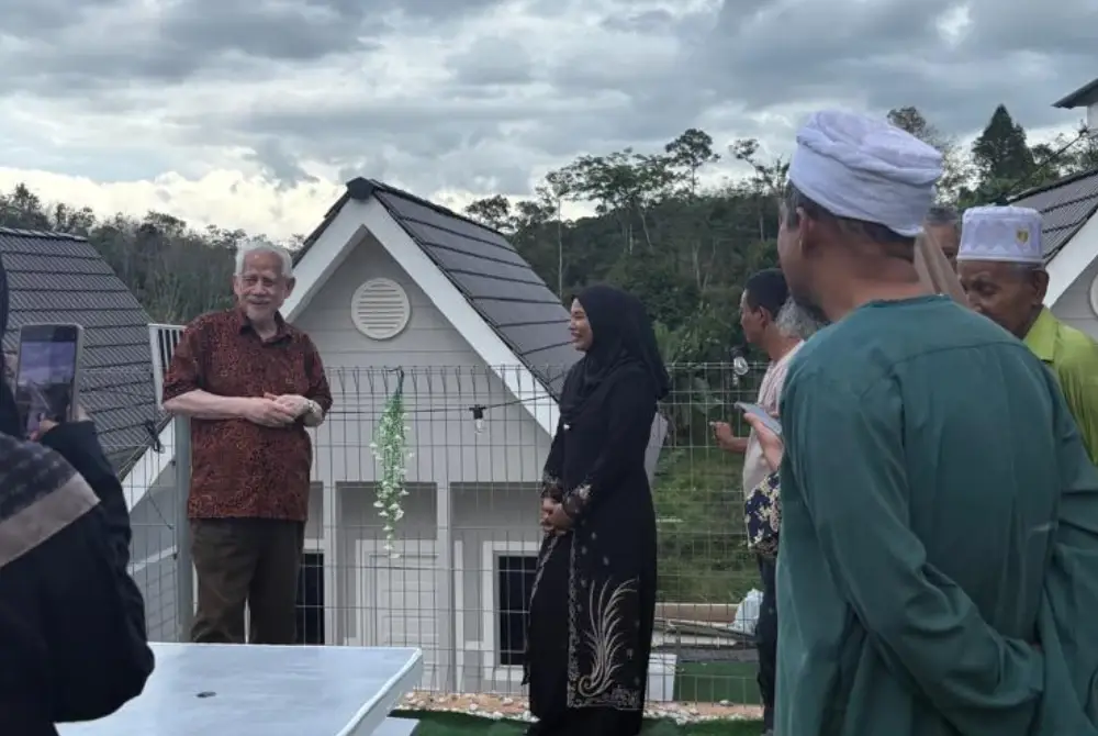 Nur Azlyni memberi penerangan mengenai perkembangan homestay dan roomstay Moksulynie di Kampung Berdang kepada Kamarudin.
