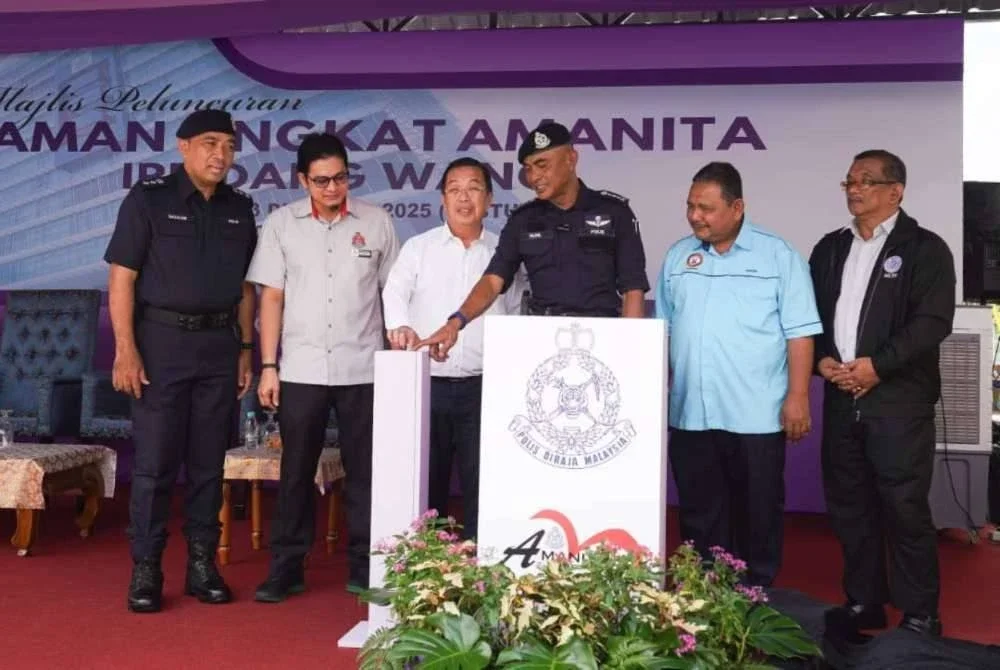 Fadil (tiga dari kanan) ketika merasmikan Majlis Peluncuran Taman Angkat di Dataran PPR Seri Alam, Fasa Dua Kuala Lumpur pada Sabtu.