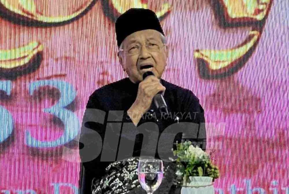 Dr Mahathir ketika bercakap di Konvensyen Melayu 153 di Kuala Lumpur pada Sabtu.