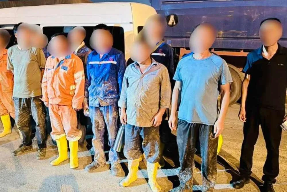 Pemandu warga China (kanan) dan penumpang gagal berkomunikasi dalam Bahasa Melayu atau Bahasa Inggeris.