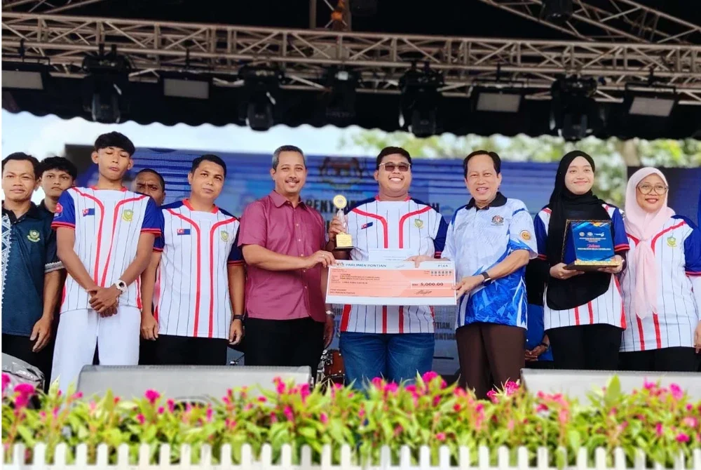 Ahmad (tiga dari kanan) menyampaikan anugerah kepada pemenang Anugerah Belia Cemerlang, di Dataran Majlis Perbandaran Pontian pada Sabtu.