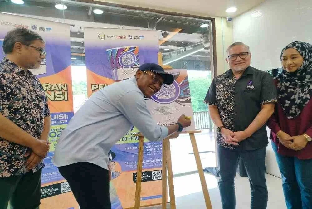 Mohamad Hamidi (dua dari kiri) menyempurnakan Majlis Pelancaran Buku Ipoh Music Symposium 2024 bertajuk ‘Ritma Atas Puisi: Muzik Rap dan Budaya Hip Hop’ di sebuah restoran di sini pada Sabtu.