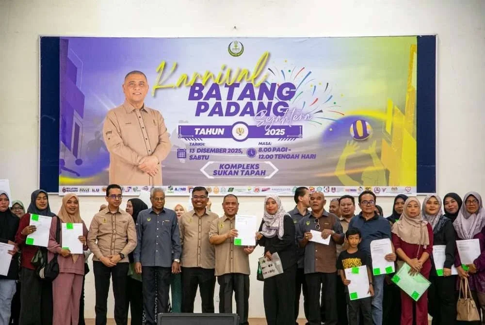 Saarani (enam dari kiri) menyampaikan Surat Tawaran Hakmilik serta Dokumen Hakmilik kepada peserta Kawasan Tanah Rancangan Pengumpulan Semula (RPT) Daerah Batang Padang di Kompleks Sukan Tapah di sini pada Sabtu.