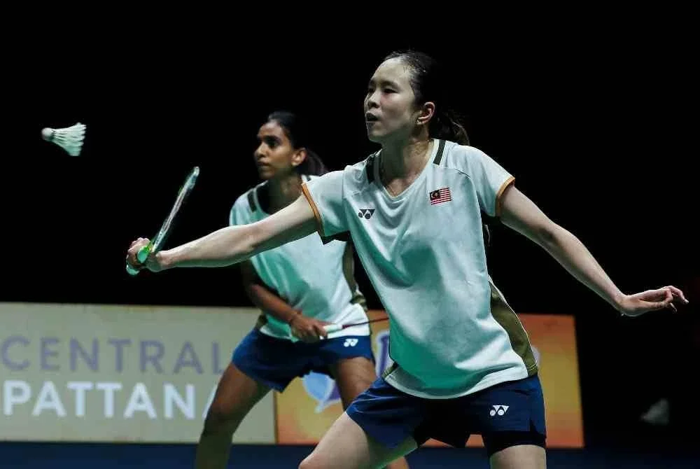 Pemain beregu wanita Malaysia, Pearly Tan dan M. Thinaah (kiri), beraksi pada perlawanan separuh akhir badminton Sukan SEA 2025 di Gimnasium 4, Universiti Thammasat, Kampus Rangsit, hari ini. Foto Bernama 