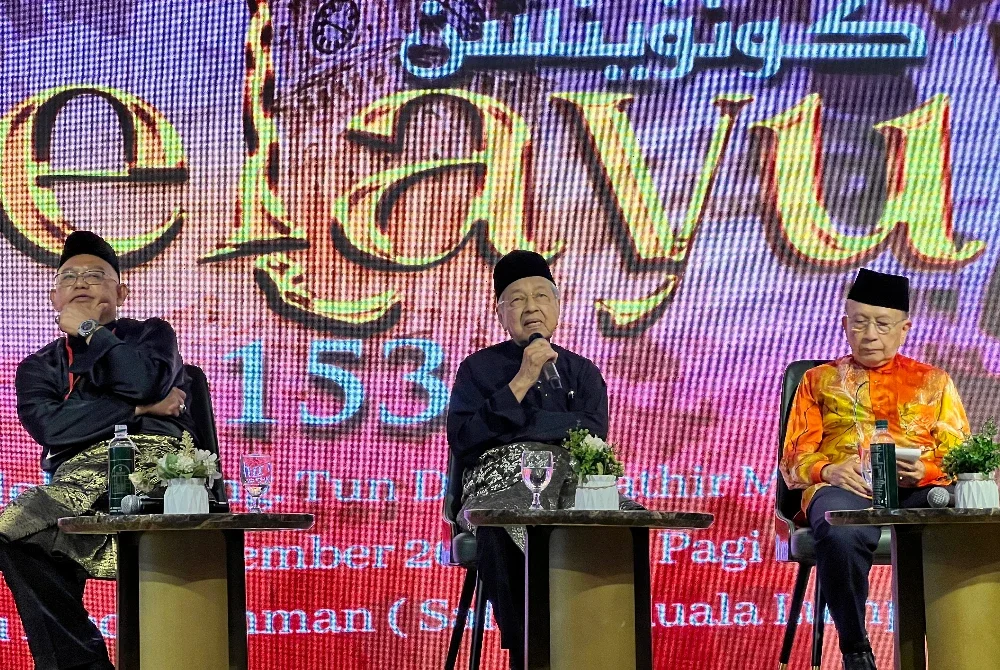 Noh (kiri) bersama bekas Perdana Menteri, Tun Dr Mahathir Mohamad (tengah) dan Tan Sri Rais Yatim ketika Konvensyen Melayu 153 di Kuala Lumpur, pada Sabtu