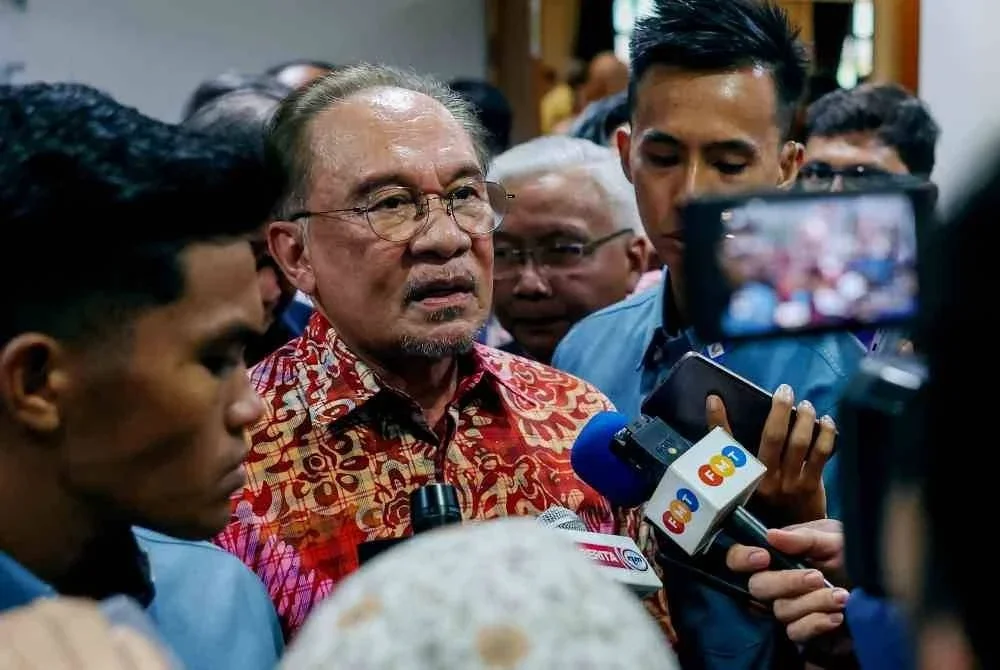 Anwar bercakap kepada pemberita selepas menghadiri Majlis Jamuan Teh Krismas anjuran Persekutuan Kristian Malaysia (CFM), pada Sabtu. Foto Bernama 