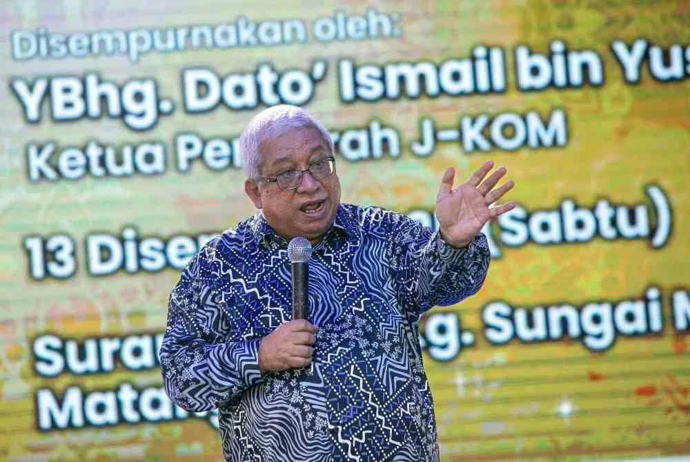 Ismail berucap pada Majlis Peluncuran dan Penyerahan Projek Kampung Angkat MADANI Jabatan Komunikasi Komuniti J-KOM di Surau Aziziah Kampung Sungai Mati, Matang, pada Sabtu. Foto Bernama 