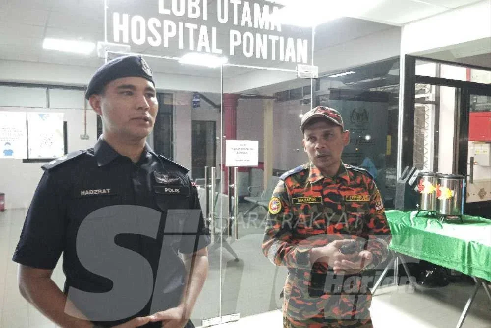 Hadzrat Hussien (kiri) ketika ditemui pemberita di pekarangan Unit Kecemasan Hospital Pontian pada Sabtu.