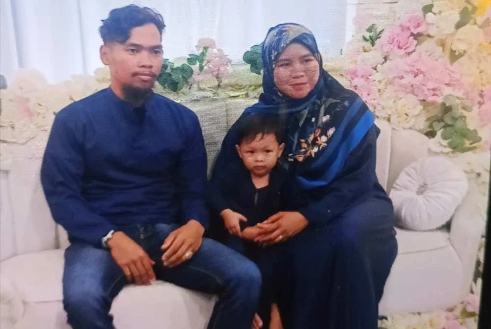 Gambar kenangan, Allahyarham Muhammad Amaluddin bersama isterinya, Syahzanani serta anak mereka.