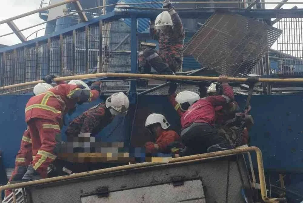 Dua pekerja maut manakala tiga lagi cedera selepas sebuah kren yang mengangkat arang batu runtuh dalam kejadian di Loji Janakuasa Tanjung Bin dekat Kukup, Pontian, pada Satu. Foto JBPM Johor 