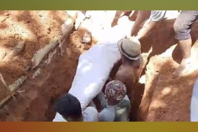 Kejadian itu turut mendapat perhatian warga setempat. Foto Agensi