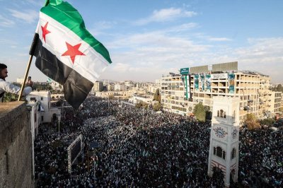 Penduduk Syria berhimpun sambil melaungkan slogan kemenangan ketika memperingati penggulingan al-Assad.