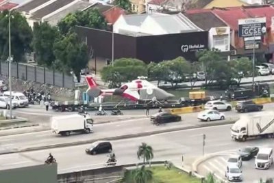 Video tersebut menunjukkan sebuah lori treler membawa sebuah helikopter dari arah Lebuhraya KESAS ke susur Jalan Persiaran Kewajipan sehingga menyebabkan aliran trafik terjejas dan berlaku kesesakan.