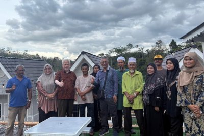 Kamarudin dan isteri, Datin Siti Fatimah Iskandar, bergambar bersama Nur Azlyni Abdullah dan keluarga di homestay dan roomstay Moksulynie di Kampung Berdang.