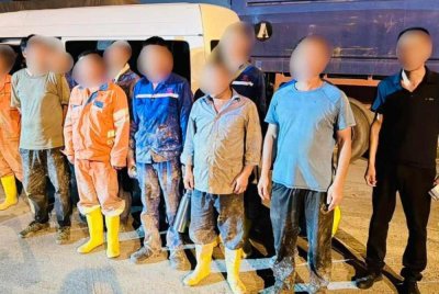 Pemandu warga China (kanan) dan penumpang gagal berkomunikasi dalam Bahasa Melayu atau Bahasa Inggeris.