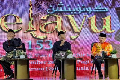 Rais (kanan) bersama bekas Perdana Menteri, Tun Dr Mahathir Mohamad (tengah) dan Pengerusi Konvensyen Melayu 153, Tan Sri Noh Omar (kiri) ketika Konvensyen Melayu 153 di Kuala Lumpur, pada Sabtu