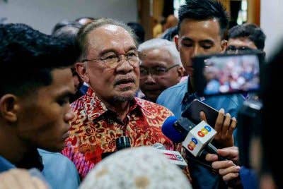 Anwar bercakap kepada pemberita selepas menghadiri Majlis Jamuan Teh Krismas anjuran Persekutuan Kristian Malaysia (CFM), pada Sabtu. Foto Bernama 